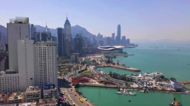 Hong Kong - Mayıs 2018: Victoria Harbour, konut ve iş binalar ve gökdelenler ile şehir merkezinde şehir üzerinde Causeway Bay bölgesinin havadan görünümü.
