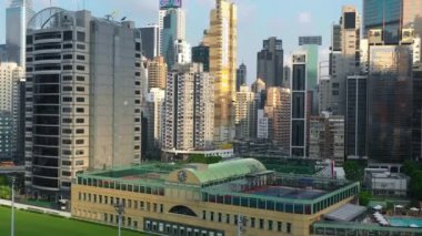 Hong Kong - Mayıs 2018: Havadan görünümü Causeway Bay bölge, şehir şehir merkezinde ile konut ve Ofis binalar ve gökdelenler, yüksek yoğunluklu geliştirme, dron 4 k'dan fazla vurdu 