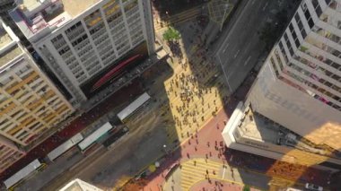 Hong Kong - Mayıs 2018: Havadan görünümü Causeway Bay bölgesinin şehir şehir merkezindeki konut ve iş binalar ve gökdelenler, yüksek yoğunluklu geliştirme, Robot 4k atış