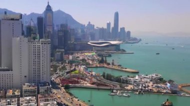 Hong Kong - Mayıs 2018: Victoria Harbour, konut ve iş binalar ve gökdelenler ile şehir merkezinde şehir üzerinde Causeway Bay bölgesinin havadan görünümü.