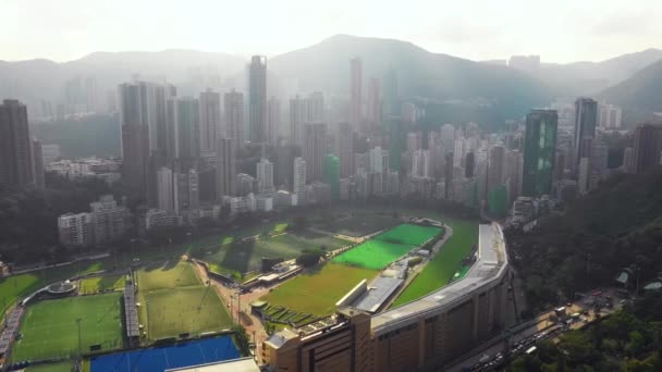 HONG KONG - MAYO 2018: Vista aérea del centro de la ciudad, edificios residenciales y de oficinas y rascacielos. Disparo de dron en 4K — Vídeos de Stock