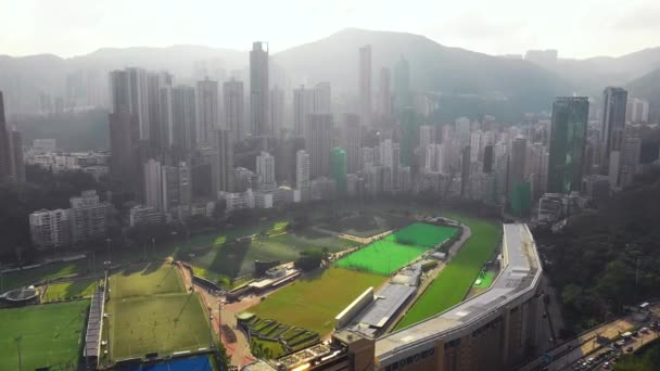 HONG KONG - MAGGIO 2018: Vista aerea del centro città, edifici residenziali e per uffici e grattacieli. Drone sparato in 4K — Video Stock