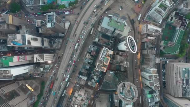 Hong Kong - mei 2018: Look-down luchtfoto van Causeway Bay district, woon en kantoorgebouwen en wolkenkrabbers. — Stockvideo