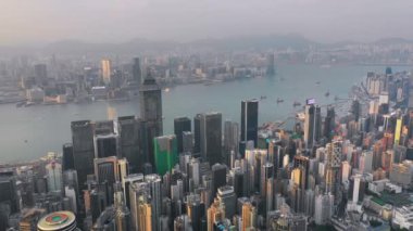 Hong Kong - Mayıs 2018: Hava görünümünü Causeway Bay bölge ve Victoria Limanı, şehir şehir merkezinde ile konut ve Ofis binalar ve gökdelenler, yüksek yoğunluklu geliştirme, dron 4 k'dan fazla vurdu