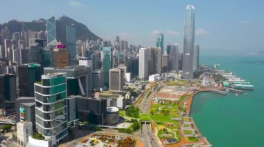 Hong Kong - Mayıs 2018: Hava görünümünü Causeway Bay bölge ve Victoria Limanı, şehir şehir merkezinde ile konut ve Ofis binalar ve gökdelenler, yüksek yoğunluklu geliştirme, dron 4 k'dan fazla vurdu