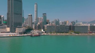 Hong Kong - Mayıs 2018: Victoria 4 k Kowloon bölgesinde taraftan güneşli gün, defne havadan görünümü. Rıhtımlar üzerinde gökdelenler.