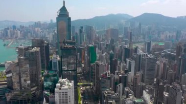 Hong Kong - Mayıs 2018: Hava görünümünü Causeway Bay bölge ve Victoria Limanı, şehir şehir merkezinde ile konut ve Ofis binalar ve gökdelenler, yüksek yoğunluklu geliştirme, dron 4 k'dan fazla vurdu