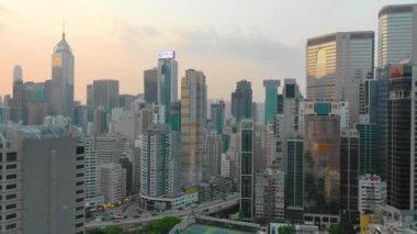 Hong Kong - Mayıs 2018: Victoria Peak, Victoria Harbour, Hong Kong şehir üzerinde bir günbatımı hava görünümünü. Sıkıca gökdelenler inşa. 