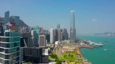 Hong Kong - Mayıs 2018: Hava görünümünü Causeway Bay bölge ve Victoria Limanı, şehir şehir merkezinde ile konut ve Ofis binalar ve gökdelenler, yüksek yoğunluklu geliştirme, dron 4 k'dan fazla vurdu