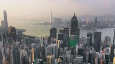 Hong Kong - Mayıs 2018: Hava görünümünü Causeway Bay bölge ve Victoria Limanı, şehir şehir merkezinde ile konut ve Ofis binalar ve gökdelenler, yüksek yoğunluklu geliştirme, dron 4 k'dan fazla vurdu