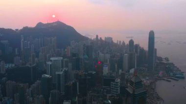 Hong Kong - Mayıs 2018: Victoria Peak, Victoria Harbour, Hong Kong şehir üzerinde bir günbatımı hava görünümünü. Sıkıca gökdelenler inşa. 