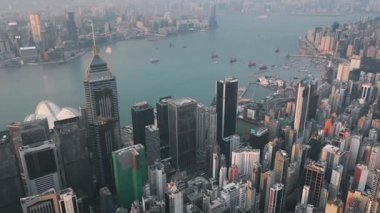 Hong Kong - Mayıs 2018: Hava görünümünü Causeway Bay bölge ve Victoria Limanı, şehir şehir merkezinde ile konut ve Ofis binalar ve gökdelenler, yüksek yoğunluklu geliştirme, dron 4 k'dan fazla vurdu