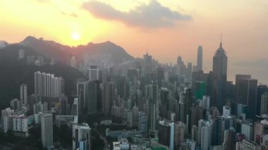 Hong Kong - Mayıs 2018: Victoria Peak, Victoria Harbour, Hong Kong şehir üzerinde bir günbatımı hava görünümünü. Sıkıca gökdelenler inşa. 