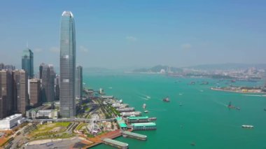 Hong Kong - Mayıs 2018: Hava görünümünü Causeway Bay bölge ve Victoria Limanı, şehir şehir merkezinde ile konut ve Ofis binalar ve gökdelenler, yüksek yoğunluklu geliştirme, dron 4 k'dan fazla vurdu