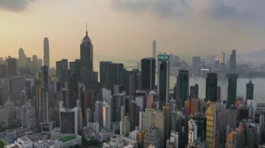 Hong Kong - Mayıs 2018: Victoria Peak, Victoria Harbour, Hong Kong şehir üzerinde bir günbatımı hava görünümünü. Sıkıca gökdelenler inşa.
