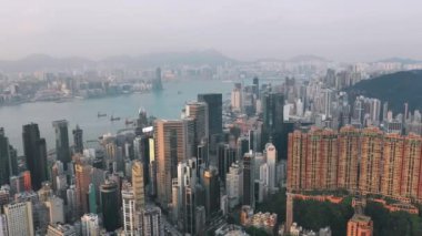 Hong Kong - Mayıs 2018: Hava görünümünü Causeway Bay bölge ve Victoria Limanı, şehir şehir merkezinde ile konut ve Ofis binalar ve gökdelenler, yüksek yoğunluklu geliştirme, dron 4 k'dan fazla vurdu