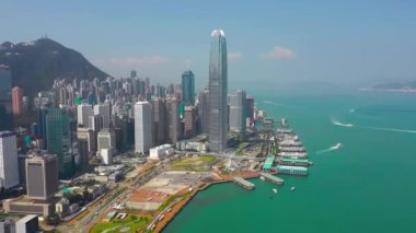 Hong Kong - Mayıs 2018: Hava görünümünü Causeway Bay bölge ve Victoria Limanı, şehir şehir merkezinde ile konut ve Ofis binalar ve gökdelenler, yüksek yoğunluklu geliştirme, dron 4 k'dan fazla vurdu