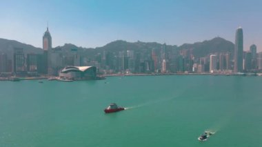 Hong Kong - Mayıs 2018: Victoria 4 k Kowloon bölgesinde taraftan güneşli gün, defne havadan görünümü. Rıhtımlar üzerinde gökdelenler.
