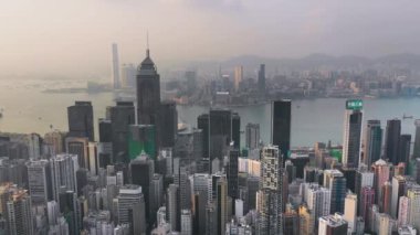 Hong Kong - Mayıs 2018: Hava görünümünü Causeway Bay bölge ve Victoria Limanı, şehir şehir merkezinde ile konut ve Ofis binalar ve gökdelenler, yüksek yoğunluklu geliştirme, dron 4 k'dan fazla vurdu