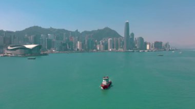 Hong Kong - Mayıs 2018: Victoria 4 k Kowloon bölgesinde taraftan güneşli gün, defne havadan görünümü. Rıhtımlar üzerinde gökdelenler.