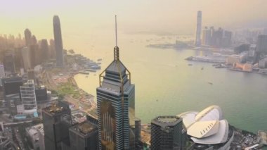 Hong Kong - Mayıs 2018: Victoria Peak, Victoria Harbour, Hong Kong şehir üzerinde bir günbatımı hava görünümünü. Sıkıca gökdelenler inşa. 