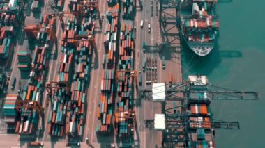Hong Kong - 1 Mayıs 2018: Modern bağlantı noktası konteyner terminali hava görünümünü. İthalat ve ihracat, lojistik iş. Liman vinçleri ve büyük gemiler.