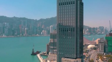 Hong Kong - Mayıs 2018: Victoria 4 k Kowloon bölgesinde taraftan güneşli gün, defne havadan görünümü. Rıhtımlar üzerinde gökdelenler.