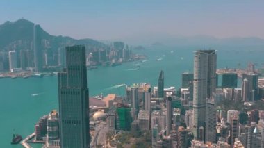 Hong Kong - Mayıs 2018: Victoria 4 k Kowloon bölgesinde taraftan güneşli gün, defne havadan görünümü. Rıhtımlar üzerinde gökdelenler.