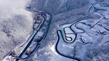 Kayak Merkezi Gorki Gorod Kafkasya dağlarında, Sochi, Rusya Federasyonu Hava görünümünü. Dağ yollarında yukarıdan. 4 k'dan fazla vurdu casus uçak.