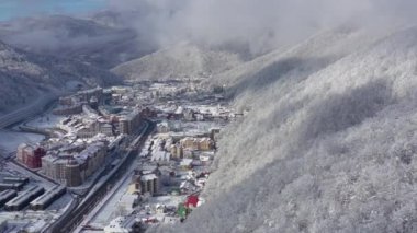 Kayak Merkezi Gorki Gorod Kafkasya dağlarında, Sochi, Rusya Federasyonu Hava görünümünü. Konut ve otel yukarıdan. 4 k'dan fazla vurdu casus uçak.