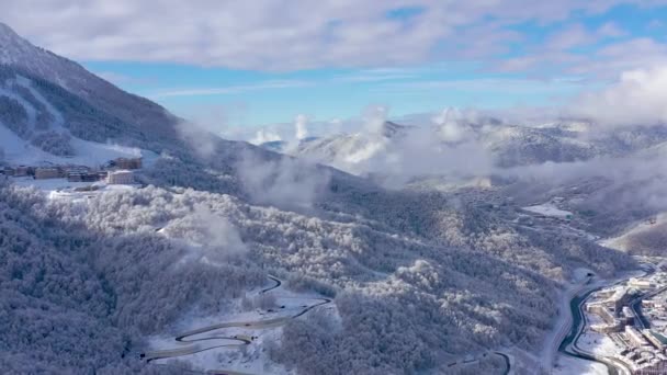 コーカサス山脈 ソチは ロシアのゴーリキー キタイガロドのスキー リゾート空撮 住宅建物は 上からホテル で撮影ドローン — ストック動画