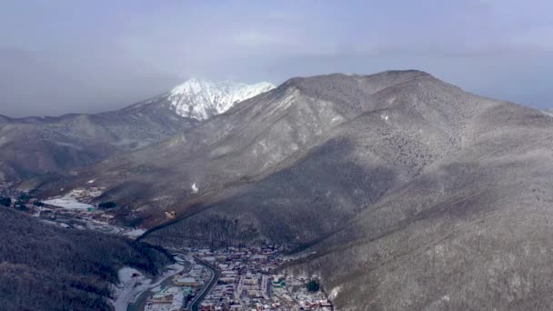 ゴーリキー キタイガロド スキーやスノーボードでコーカサス山脈の空中景観は ロシア後リゾートします で撮影ドローン — ストック動画