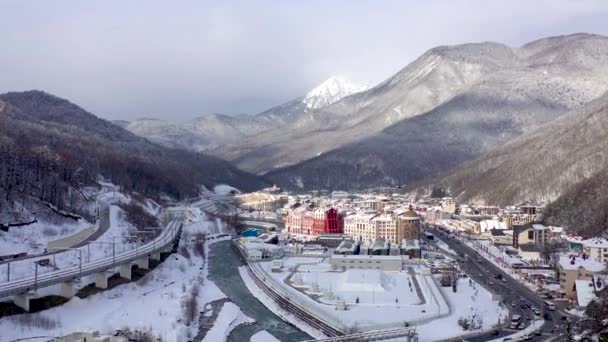 Letecký pohled na lyžařské středisko Gorky Gorod v Kavkazu, Soči, Rusko. Obytné budovy a hotely shora.