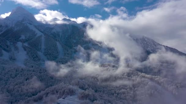 Luchtfoto Landschapsmening Van Caucasus Mountains Gorki Gorod Ski Snowboard Resort — Stockvideo