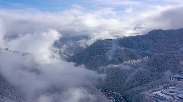 Luchtfoto Landschapsmening Van Caucasus Mountains Gorki Gorod Ski Snowboard Resort — Stockvideo
