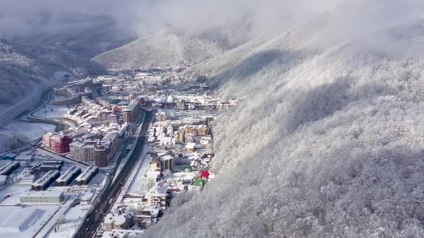 コーカサス山脈 ソチは ロシアのゴーリキー キタイガロドのスキー リゾート空撮 住宅建物は 上からホテル で撮影ドローン — ストック動画