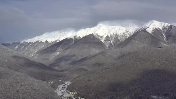 俄罗斯索契戈基戈罗德滑雪场和滑雪板度假村高加索山脉的空中景观景观 无人机在4K — 图库视频影像