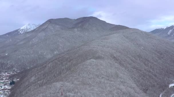 俄罗斯索契戈基戈罗德滑雪场和滑雪板度假村高加索山脉的空中景观景观 无人机在4K — 图库视频影像