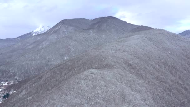 俄罗斯索契戈基戈罗德滑雪场和滑雪板度假村高加索山脉的空中景观景观 无人机在4K — 图库视频影像