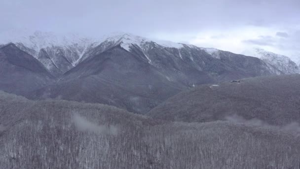Luchtfoto Landschapsmening Van Caucasus Mountains Gorki Gorod Ski Snowboard Resort — Stockvideo