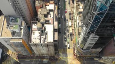 Hong Kong - Mayıs 2018: Havadan görünümü Causeway Bay bölgesinin şehir şehir merkezindeki konut ve iş binalar ve gökdelenler, yüksek yoğunluklu geliştirme, Robot 4k atış