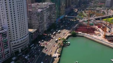 Hong Kong - Mayıs 2018: Victoria Harbour, konut ve iş binalar ve gökdelenler ile şehir merkezinde şehir üzerinde Causeway Bay bölgesinin havadan görünümü.