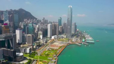 Hong Kong - Mayıs 2018: Hava görünümünü Causeway Bay bölge ve Victoria Limanı, şehir şehir merkezinde ile konut ve Ofis binalar ve gökdelenler, yüksek yoğunluklu geliştirme, dron 4 k'dan fazla vurdu