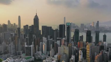 Hong Kong - Mayıs 2018: Victoria Peak, Victoria Harbour, Hong Kong şehir üzerinde bir günbatımı hava görünümünü. Sıkıca gökdelenler inşa. 