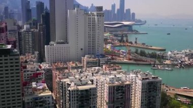 Hong Kong - Mayıs 2018: Victoria Harbour, konut ve iş binalar ve gökdelenler ile şehir merkezinde şehir üzerinde Causeway Bay bölgesinin havadan görünümü.