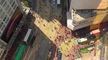 Hong Kong - Mayıs 2018: Havadan görünümü Causeway Bay bölgesinin şehir şehir merkezindeki konut ve iş binalar ve gökdelenler, yüksek yoğunluklu geliştirme, Robot 4k atış