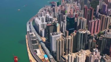 Hong Kong - Mayıs 2018: Victoria Harbour, konut ve iş binalar ve gökdelenler ile şehir merkezinde şehir üzerinde Causeway Bay bölgesinin havadan görünümü.