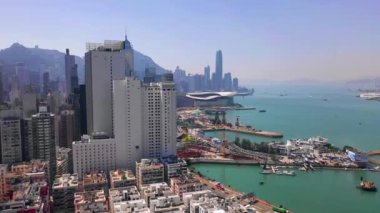 Hong Kong - Mayıs 2018: Victoria Harbour, konut ve iş binalar ve gökdelenler ile şehir merkezinde şehir üzerinde Causeway Bay bölgesinin havadan görünümü.