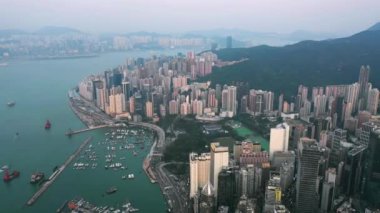 Hong Kong - Mayıs 2018: Hava göz aşağı görünüme Causeway Bay bölge, şehir şehir merkezinde ile konut ve Ofis binalar ve gökdelenler, yüksek yoğunluklu geliştirme, dron 4 k'dan fazla vurdu