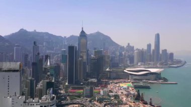 Hong Kong - Mayıs 2018: Victoria Harbour, konut ve iş binalar ve gökdelenler ile şehir merkezinde şehir üzerinde Causeway Bay bölgesinin havadan görünümü.